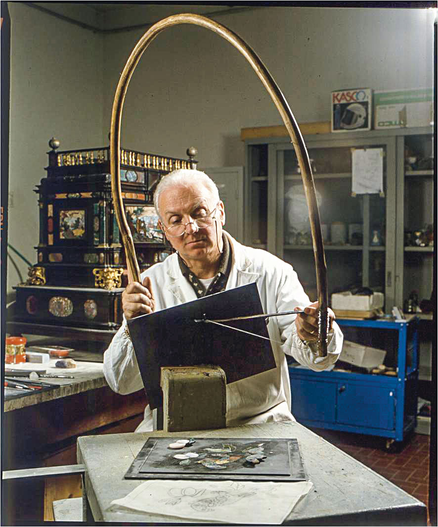 Un-maestro-delle-pietre-dure-al-lavoro-all-Opificio