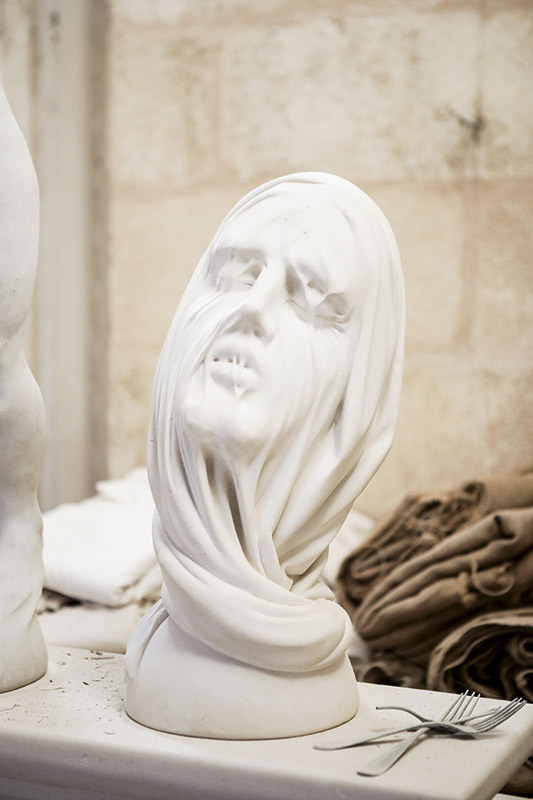 Tradito, scultura realizzata in pietra leccese bianca nel 2021. L'abilità artigianale legata alla lavorazione della pietra leccese è stata tramandata da generazioni nella famiglia Margarito