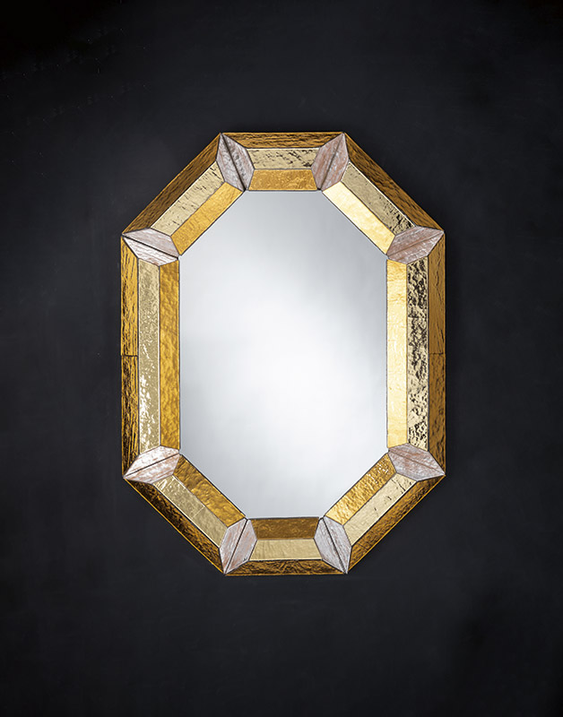 Specchio ottagonale Beroviero, collezione Amurianas. Cornice in rilievo, realizzata con lastre in vetro di Murano colorato, bisellato ed argentato. Foto di Francesco Allegretto.
