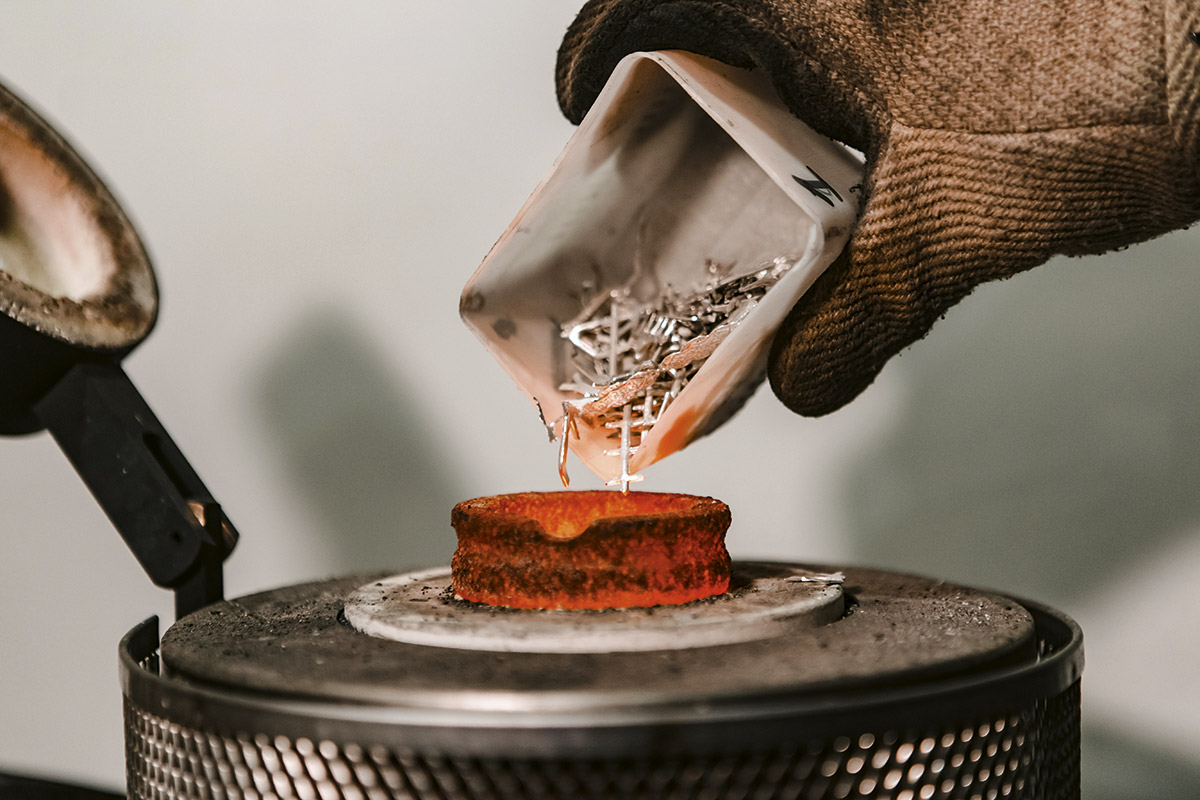 L’operazione di fusione dell’argento, che avviene a 1.000 °C circa.