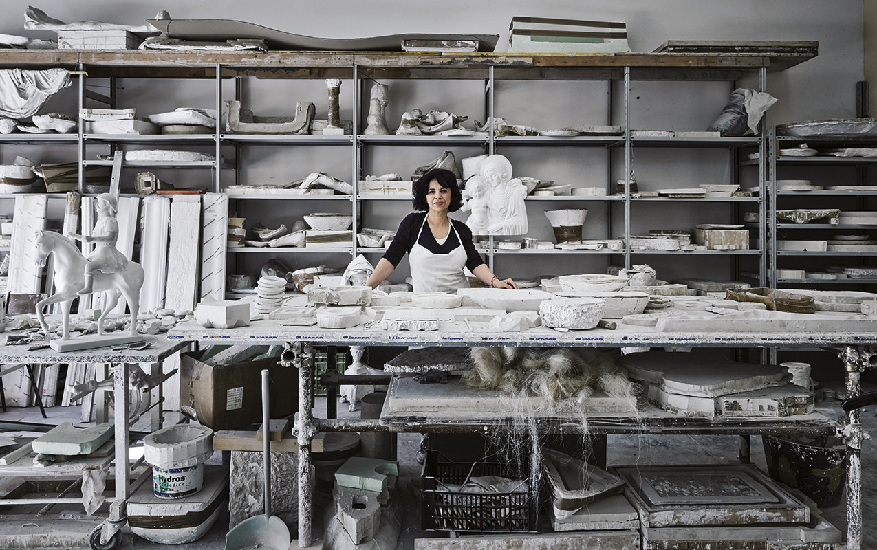 Nel suo laboratorio, Patrizia Ramacci ha ridato vita all'antica arte dello stucco, interpretandola con tecniche contemporanee. Foto di Chris Ryan