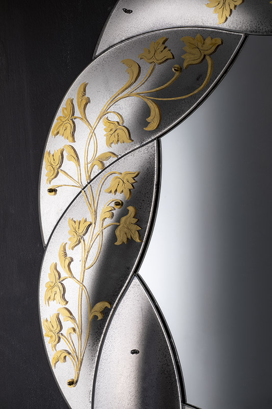 Specchio Nirvana Elegance, motivo floreale, dettaglio con foglia d'oro graffita e argentato con una speciale tecnica. Foto di Francesco Allegretto