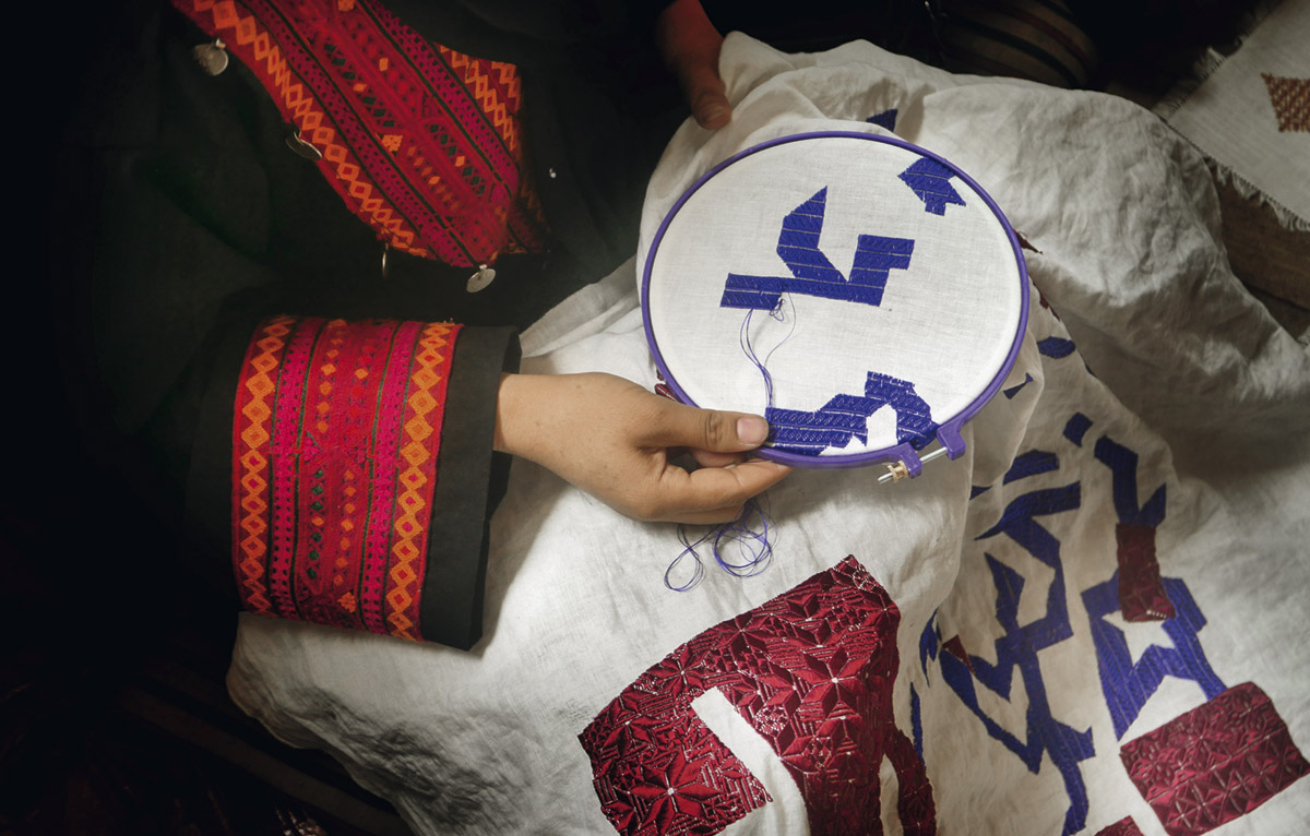 Ricamatrici al lavoro negli spazi di Zarif Design, a Kabul, una realtà nata per dare sostegno economico e dignità alle donne, oltre a preservare il patrimonio artistico e artigianale dell’Afghanistan che attinge alla storia millenaria del Paese. Foto: M. Etemadi.