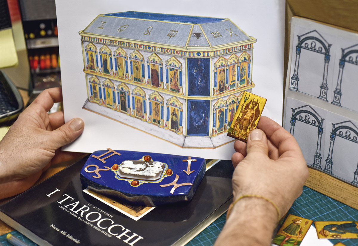 Atelier Percossi Papi, Scrigno dei Trionfi, 2024. Opera unica a pianta ottagonale rivestita in lamina di argento martellato, ricoperta di elementi architettonici che incorniciano miniature su foglia d’oro e di un mosaico in lapislazzuli che ne riveste la parte superiore. Pietre naturali e perle completano i decori dello scrigno. L’opera è tra le dieci vincitrici della open call indetta della Homo Faber Guide per la partecipazione a Homo Faber 2024. Foto: Valeria Percossi Papi.