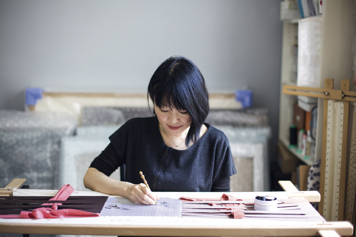 Kyoko Sugiura è esperta in numerose tecniche di ricamo in filo di seta. Tra le sue specialità il crochet de Lunéville, molto utilizzata nell’alta moda. Membro dell’Atelier d’Art de France, l’artista vive e lavora tra Tokyo e Parigi. Foto: Kyoko Création.