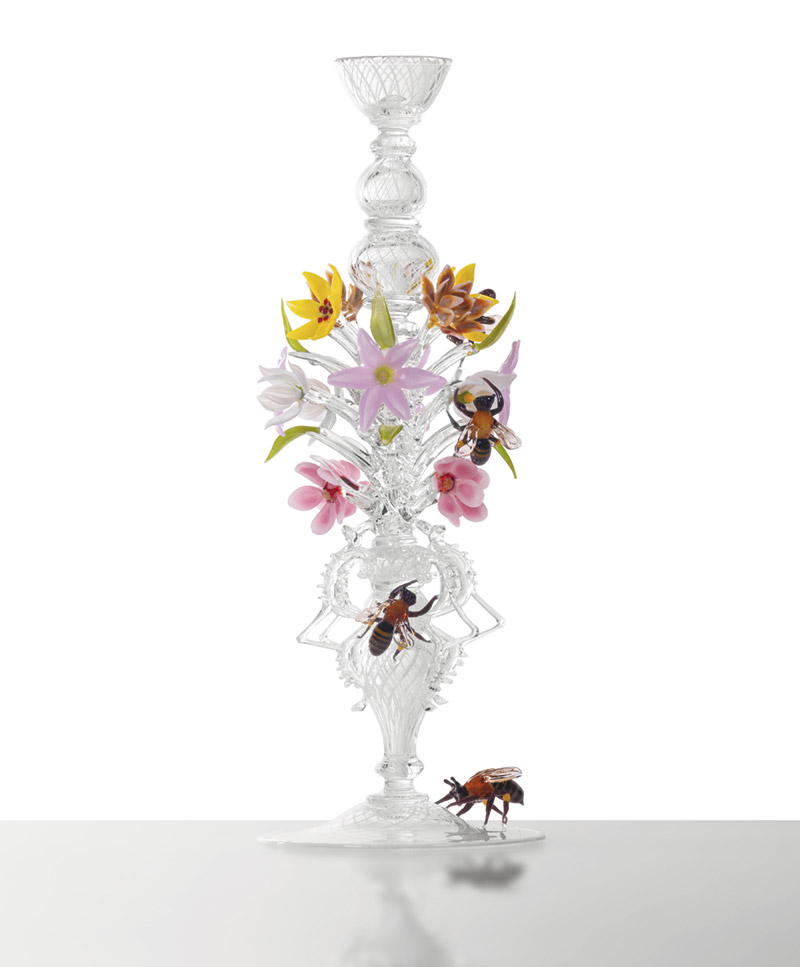 Simone Crestani, Riverenza, calice scultoreo, vetro borosilicato e lavorazione a fiamma, 2024. In quest’opera, il Maestro combina la riscoperta di antiche tecniche tradizionali veneziane della decorazione del vetro trasparente con il proprio processo creativo. Foto: tutti i diritti riservati.