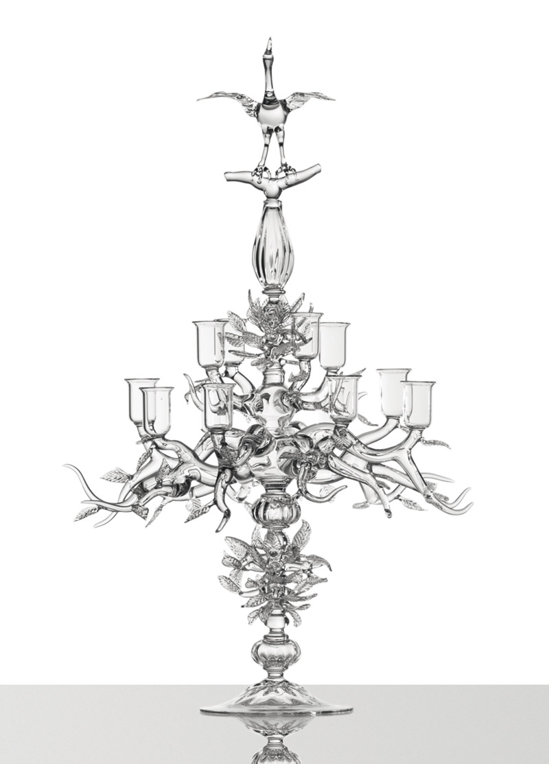 Simone Crestani, Trionfo, candelabro scultoreo, vetro borosilicato e lavorazione a fiamma, 2024. L’intera collezione a cui appartiene l’opera è un elogio alla tecnica muranese oltre i confini del materiale stesso, alla sua eleganza senza tempo. Foto: tutti i diritti riservati.