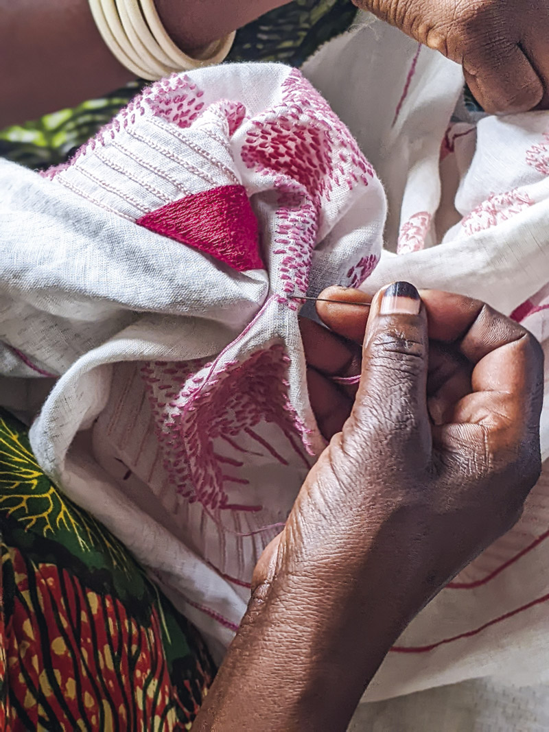Tre pannelli del Gioco dell’Oca sono stati ricamati a Kigali, Rwanda, in un atelier gestito interamente da donne, nell’ambito di un progetto pluridecennale sostenuto dall’impresa sociale belga Kisany. Foto: Kisany.