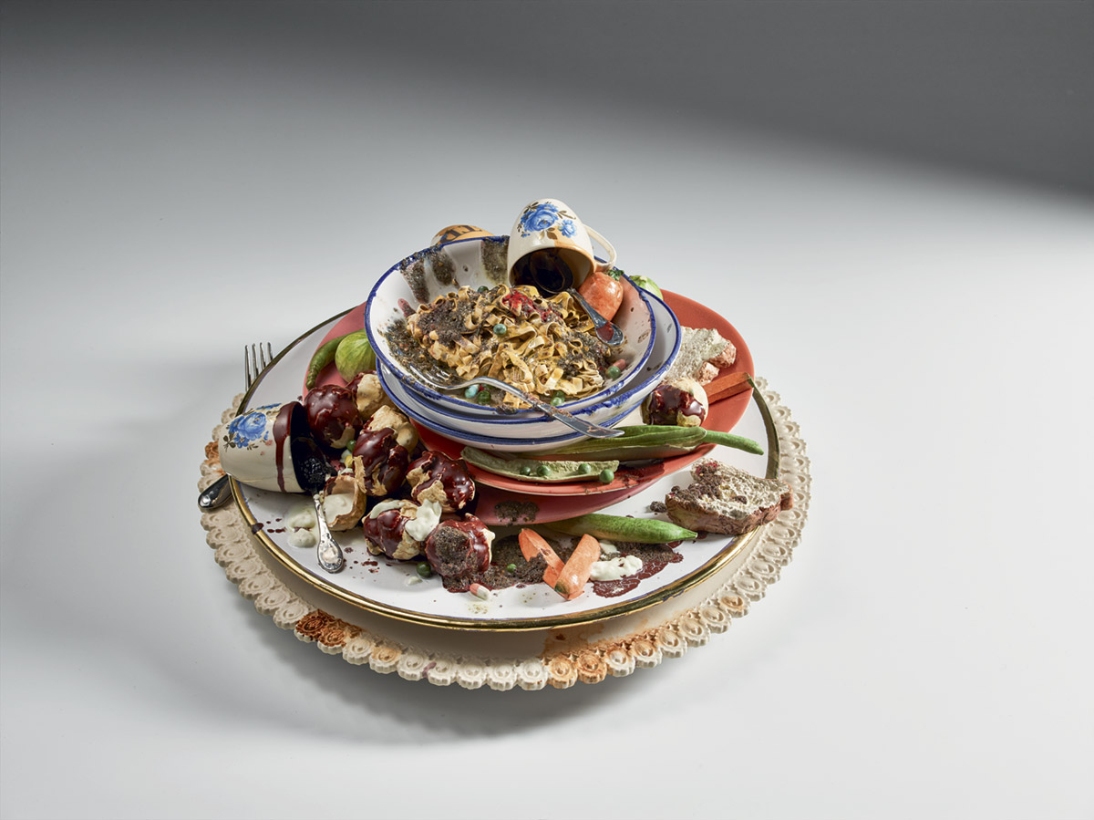 Minimi avanzi, ceramica policroma, 2017. Tracce minime che raccontano il vissuto della materia, in un gioco di finzione e realtà dove nulla è trascurabile. Collezione privata. Foto: © Elena Bandini
