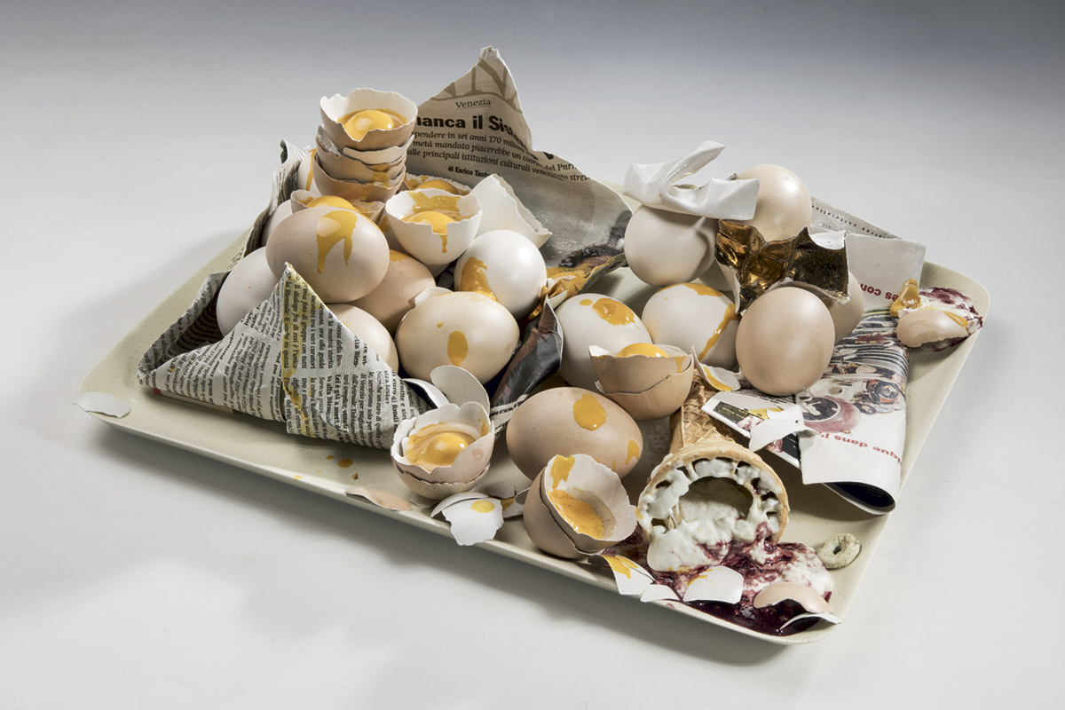 Club 59, ceramica policroma, 2022. Un’installazione sospesa tra memoria e citazione, che riprende il lessico degli oggetti dimenticati. 
Foto: © Nazario Spadoni
