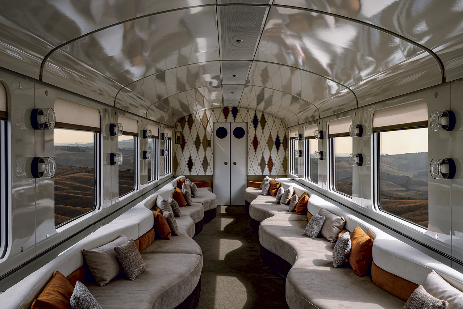 BAR-CAR_©La-Dolce-Vita-Orient-Express-2025--Photo-Credits-Mr.Tripper