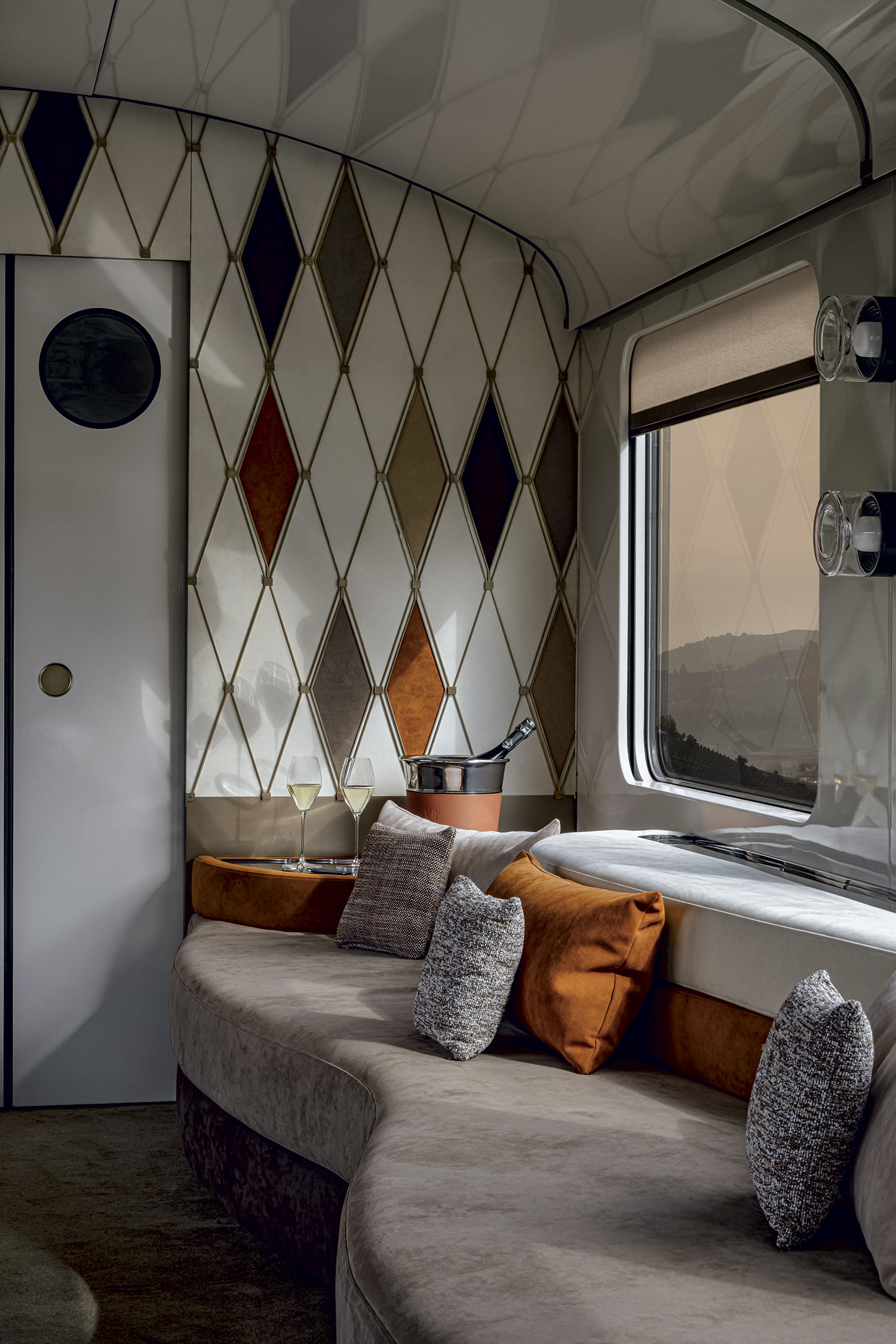 BAR-DETAIL_©La-Dolce-Vita-Orient-Express-2025--Photo-Credits-Mr.Tripper